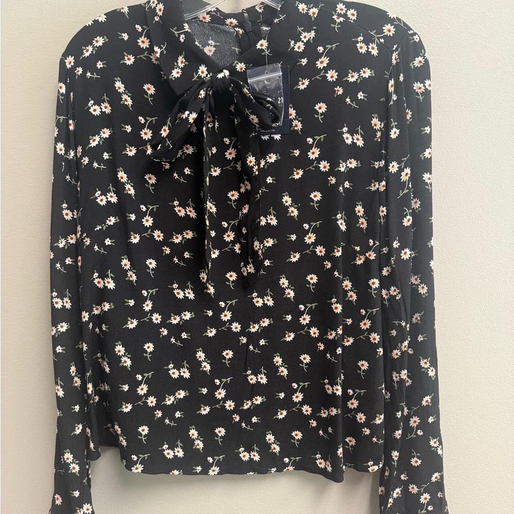 Forever 21 NWT BLAIR WALDORF Floral Black Blouse with Bow Tie L FITS SMALL